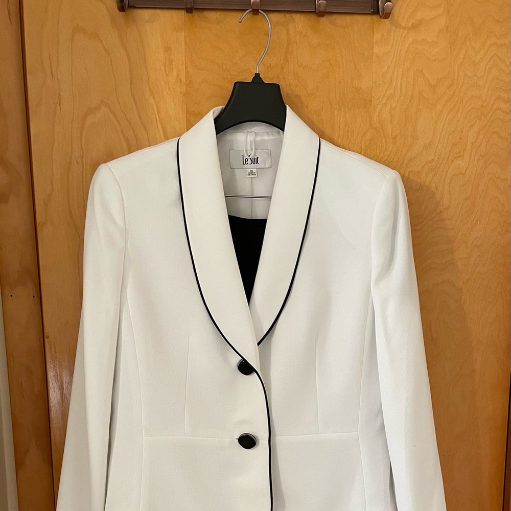Le Suit Size 14 woman’s suit